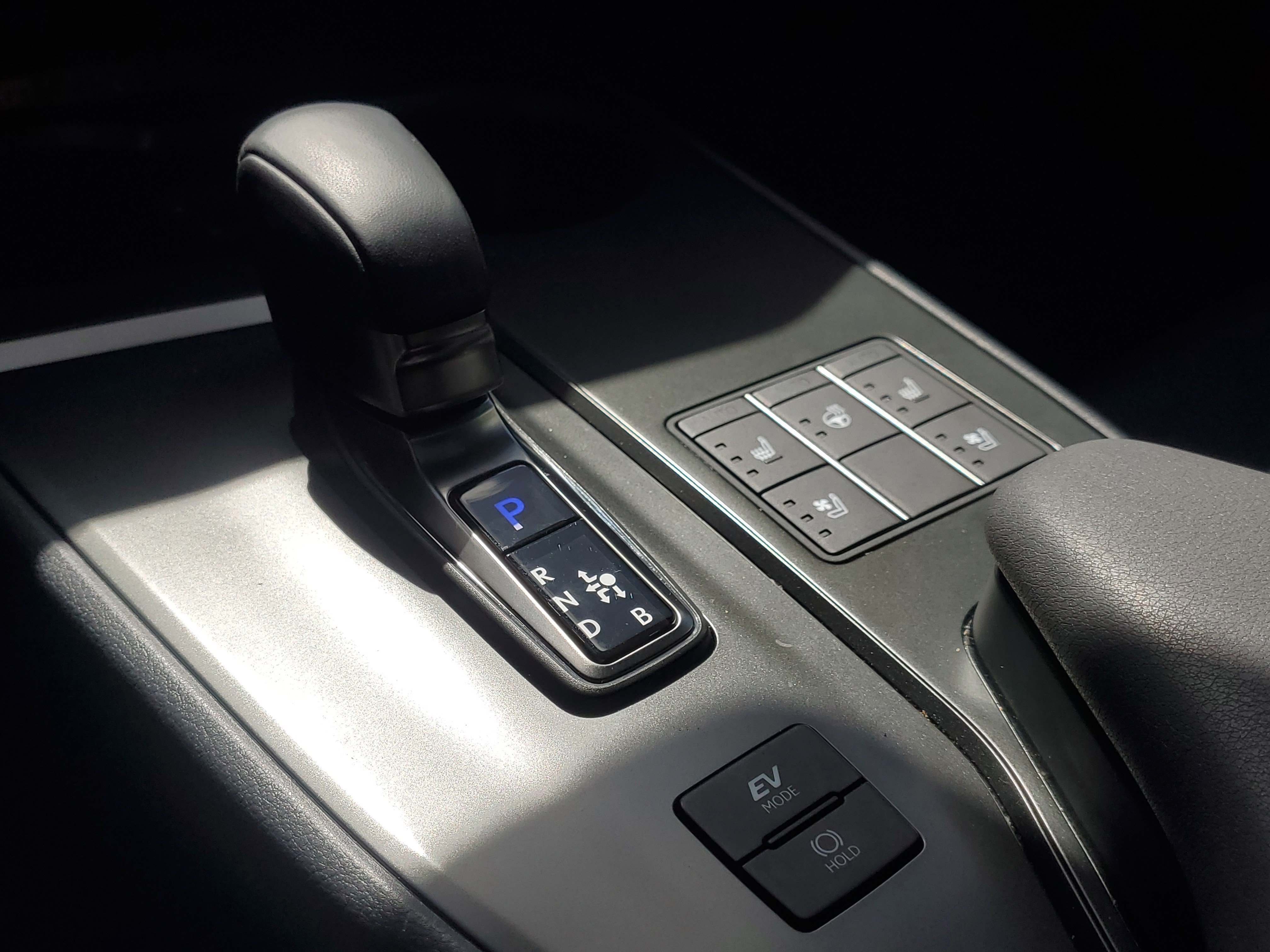 2025 Lexus UX Hybrid 300h - Photo 30