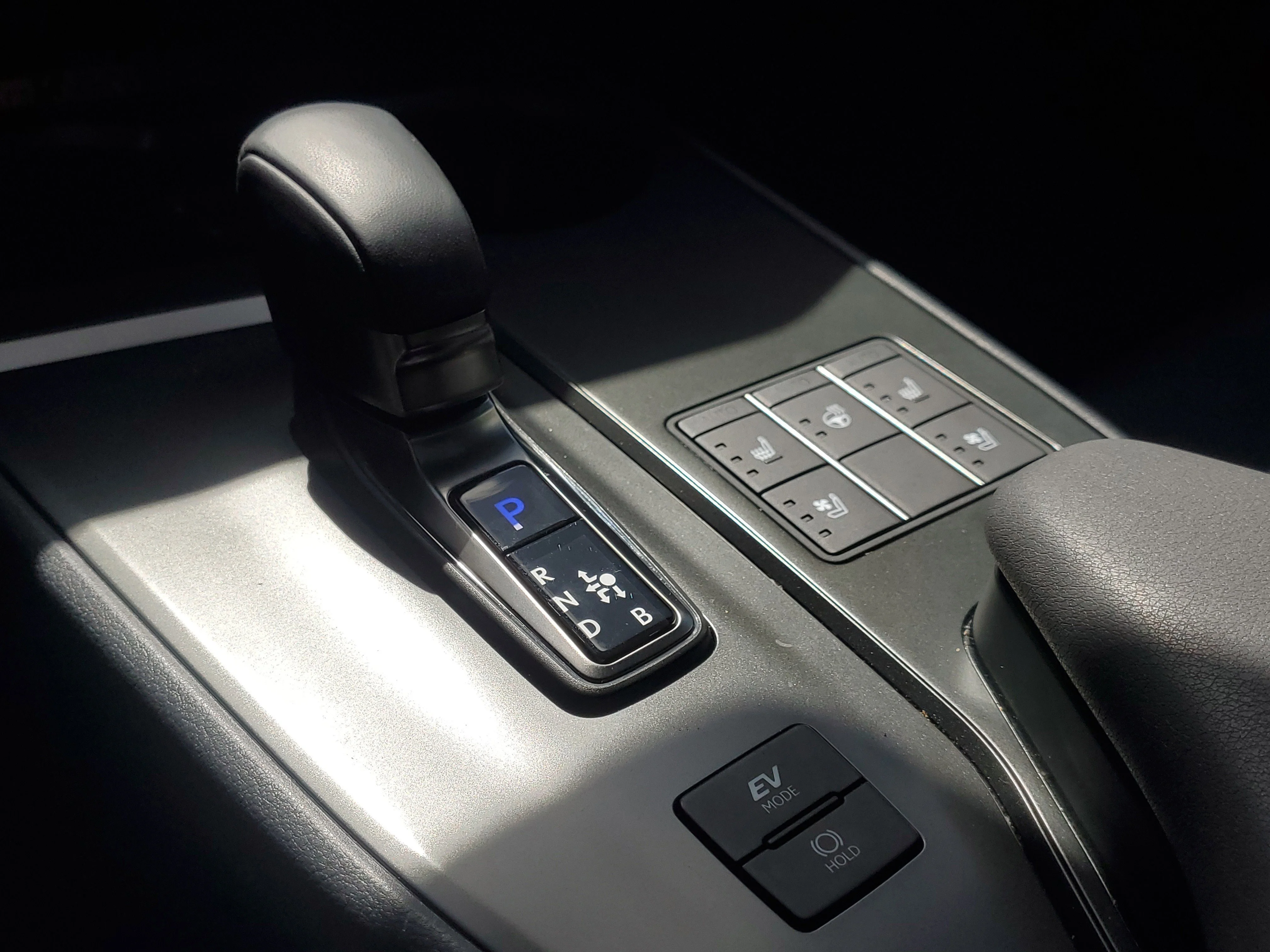 2025 Lexus UX Hybrid 300h - Photo 30