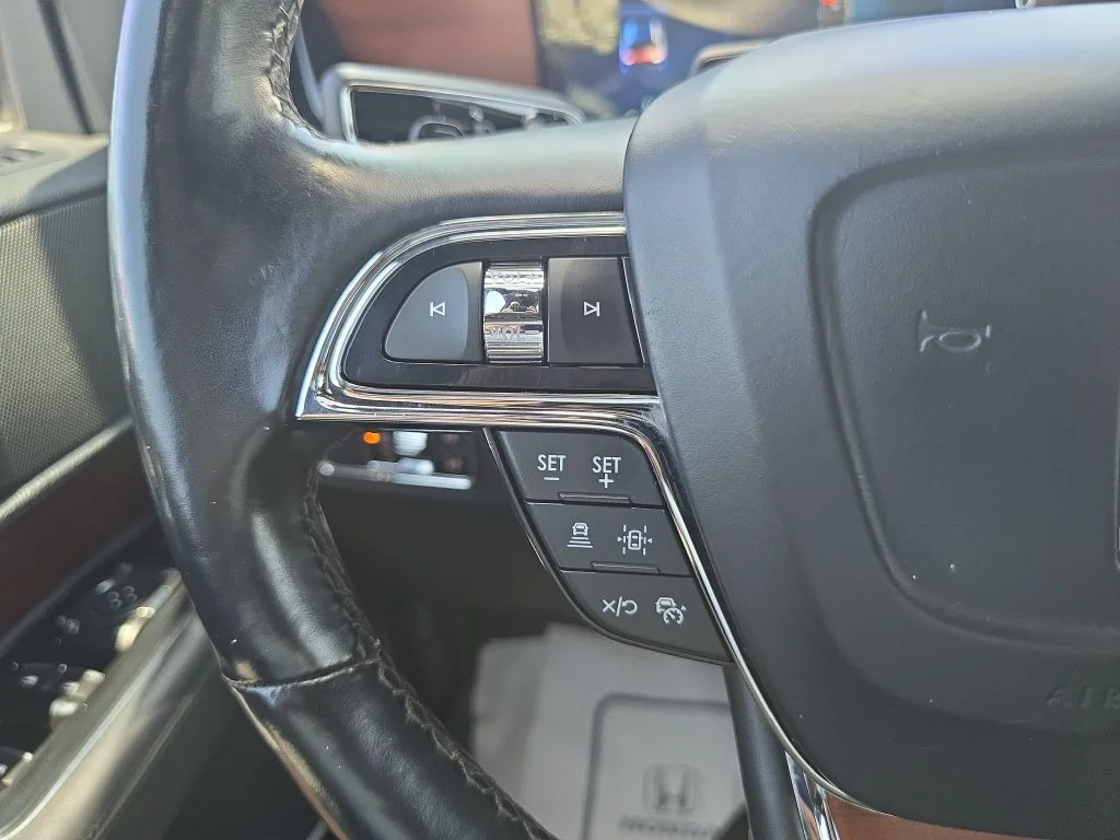 Used 2022 Black Lincoln Reserve image 25