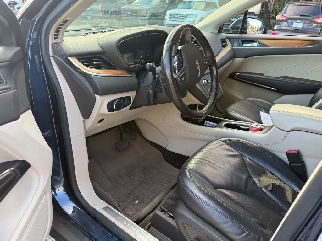 Used 2017 Blue Lincoln Select image 10
