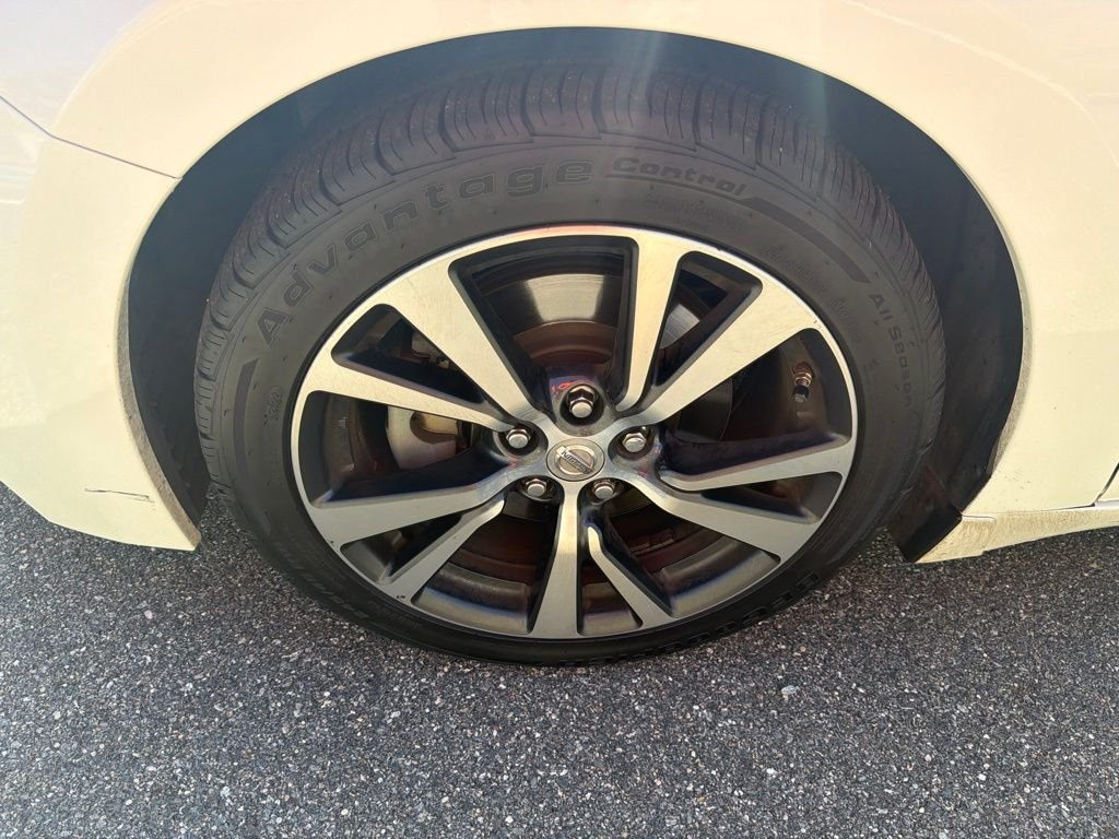 Used 2017 White Nissan Platinum image 12