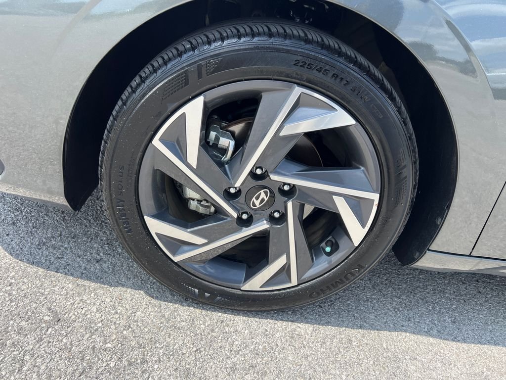 Used 2025 Gray Hyundai SEL Sport image 10