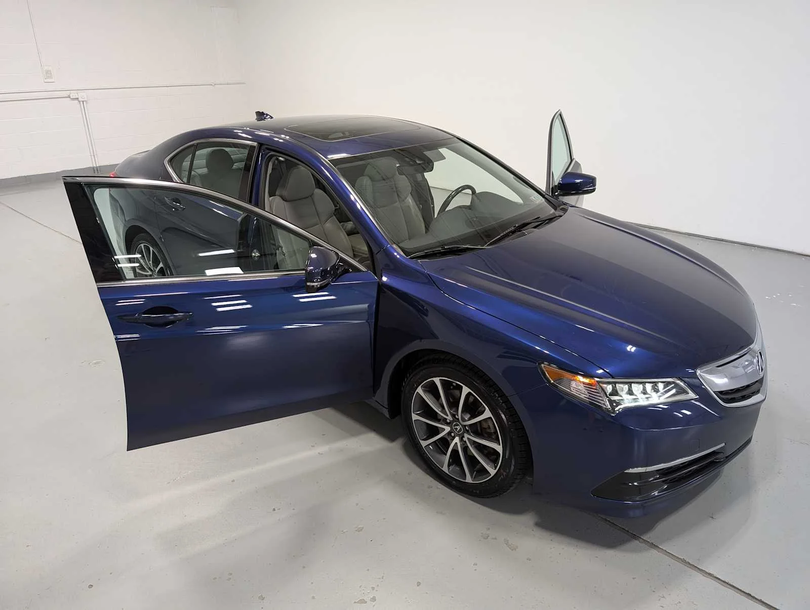 Used 2015 Fathom Blue Pearl Acura V6 Tech image 16