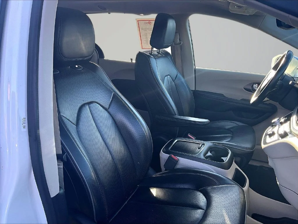 Used 2018 White Chrysler Limited image 7