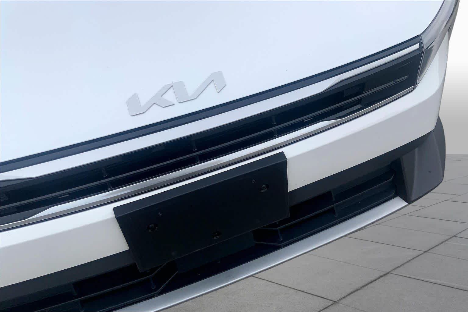 Used 2025 Snow White Pearl Kia EX image 28