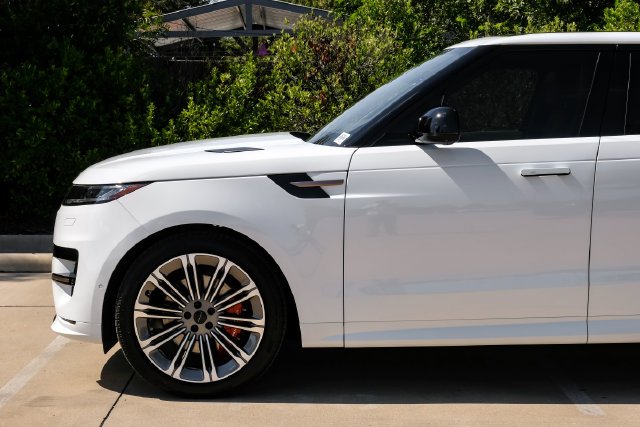New 2027 Fuji White Land Rover Dynamic SE image 15