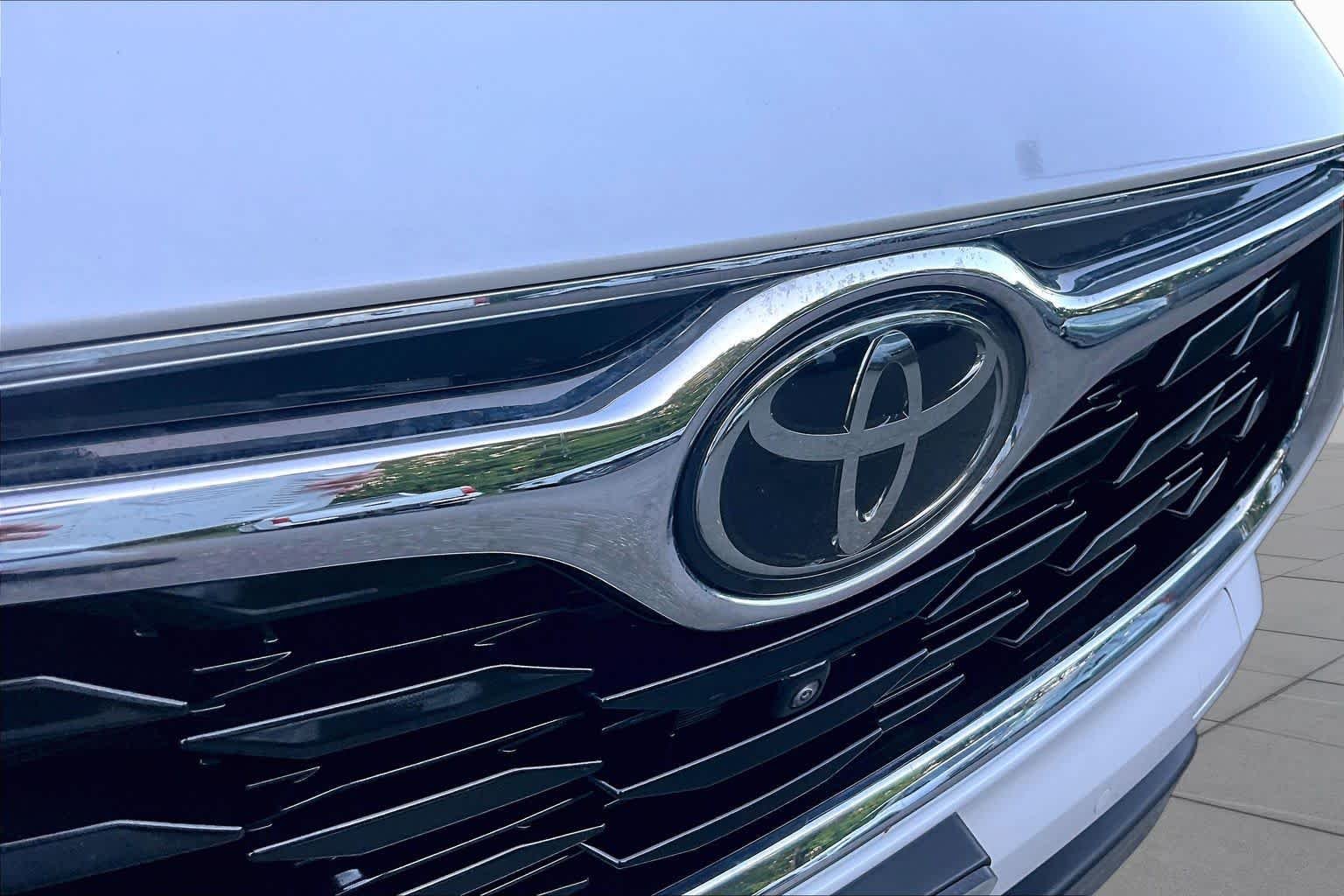 Used 2024 Wind Chill Pearl Toyota Platinum image 28