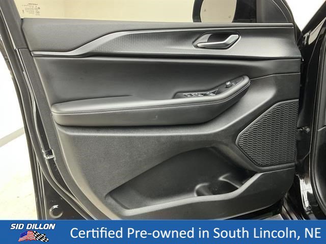 Used 2023 Diamond Black Crystal Pearlcoat Jeep Altitude image 15