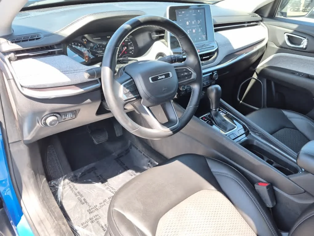 Used 2022 Laser Blue Pearlcoat Jeep Latitude image 12