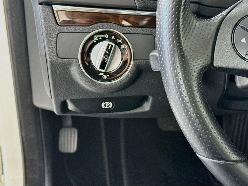 Used 2010  Mercedes-Benz E 350 image 11