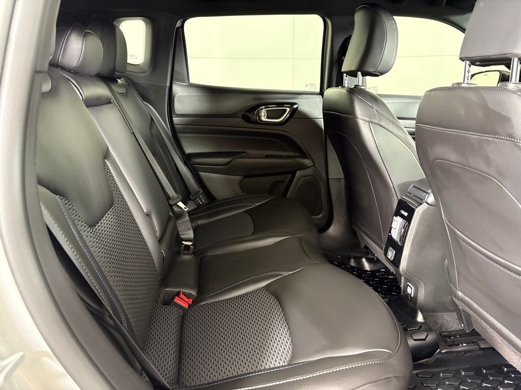 New 2026 Silver Zynith Metallic Clearcoat Jeep Latitude image 16