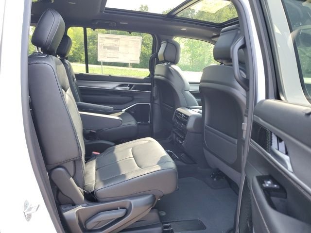 New 2026 Bright White Clear-Coat Exterior Paint Jeep Limited Reserve image 23