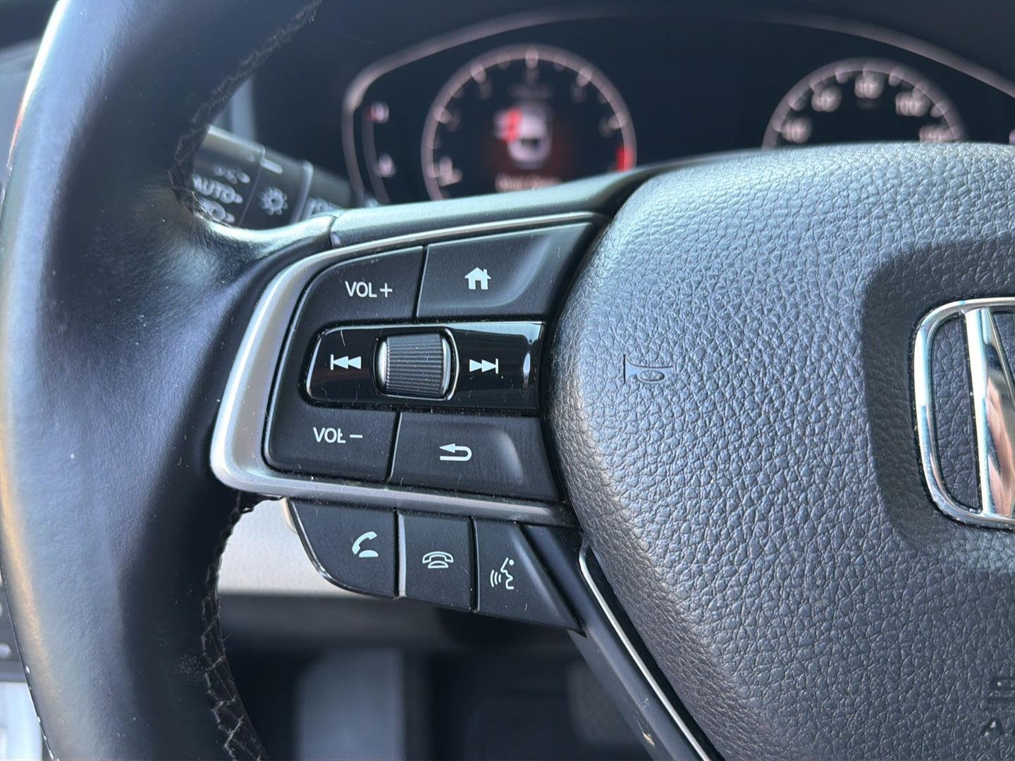 Used 2018 Platinum White Pearl Honda Touring image 21