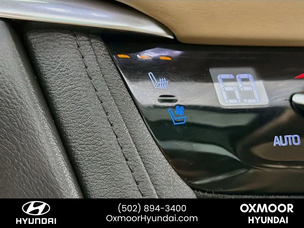 Used 2019 Crystal White Tricoat Cadillac Platinum AWD image 21