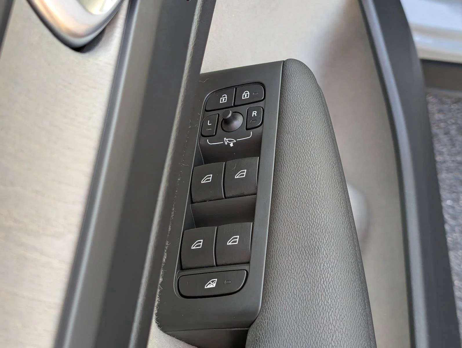 Used 2024 Vapor Grey Metallic Volvo Plus Bright Theme image 19