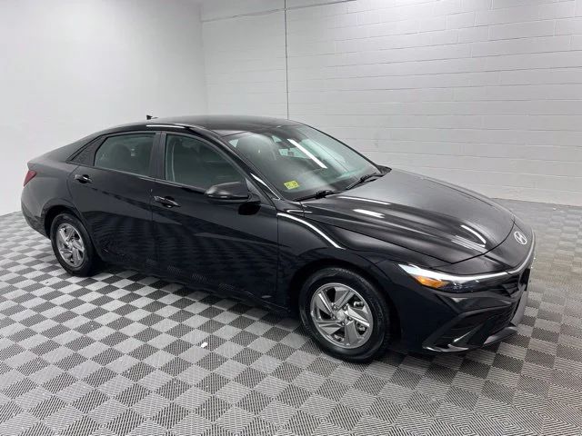 Used 2025 Black Hyundai SE image 4