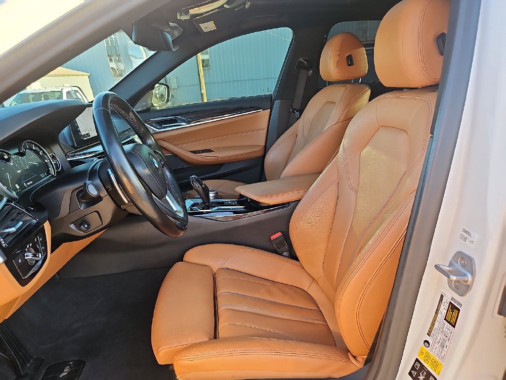 Used 2018 White BMW 540i xDrive image 18