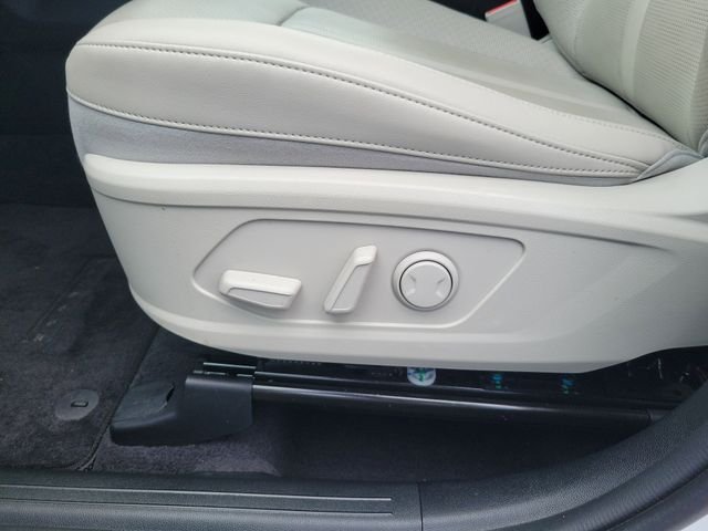 Used 2025 White Kia S image 15
