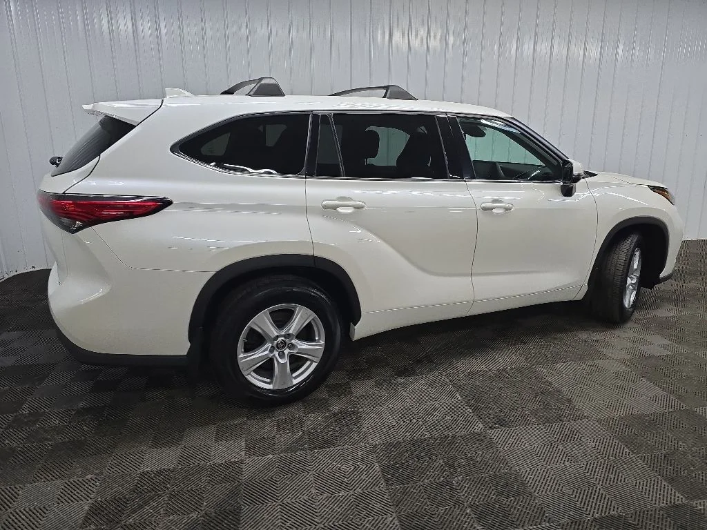 Used 2020 White Toyota L image 3