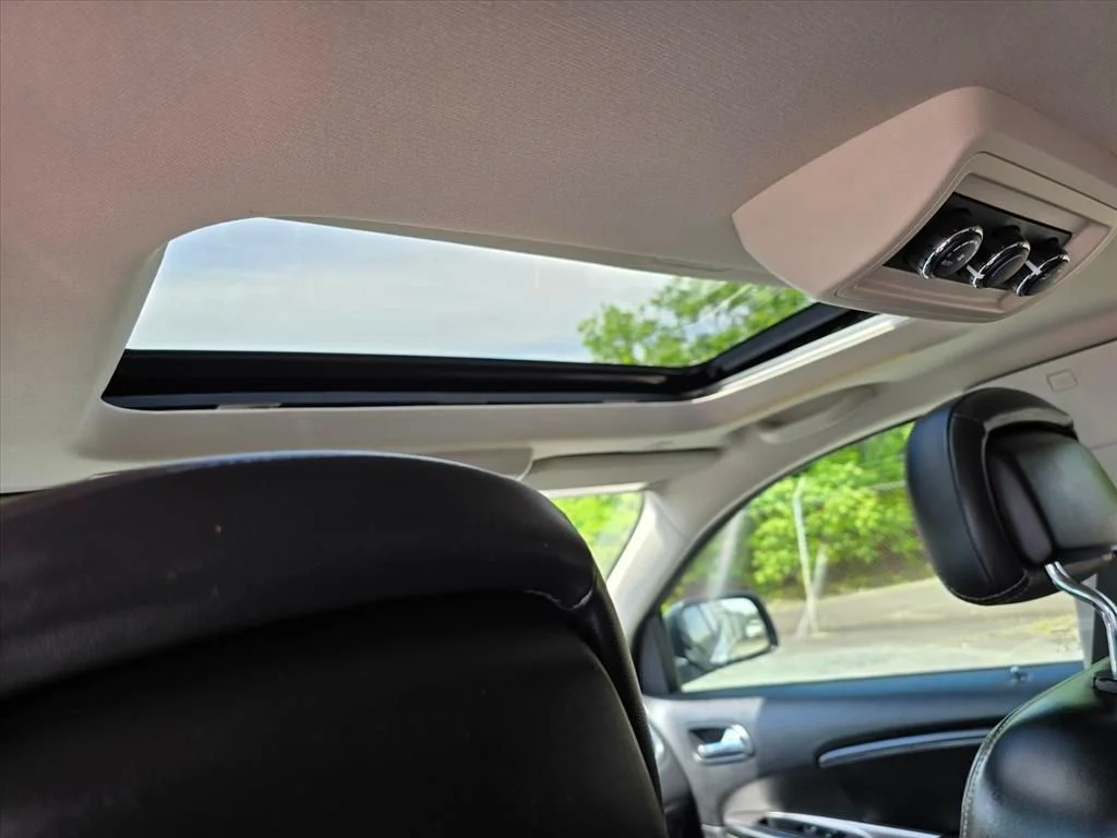 Used 2019 White Dodge Crossroad image 8