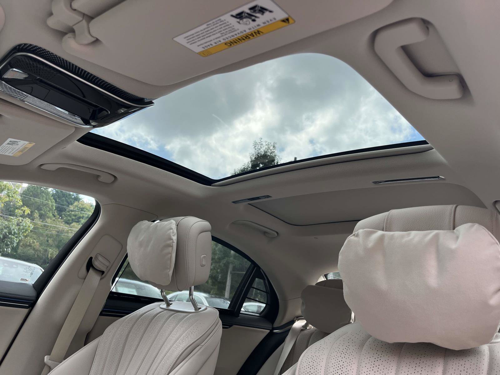 New 2027 MANUFAKTUR Moonlight White Metallic Mercedes-Benz S 500 4MATIC® Sedan image 31