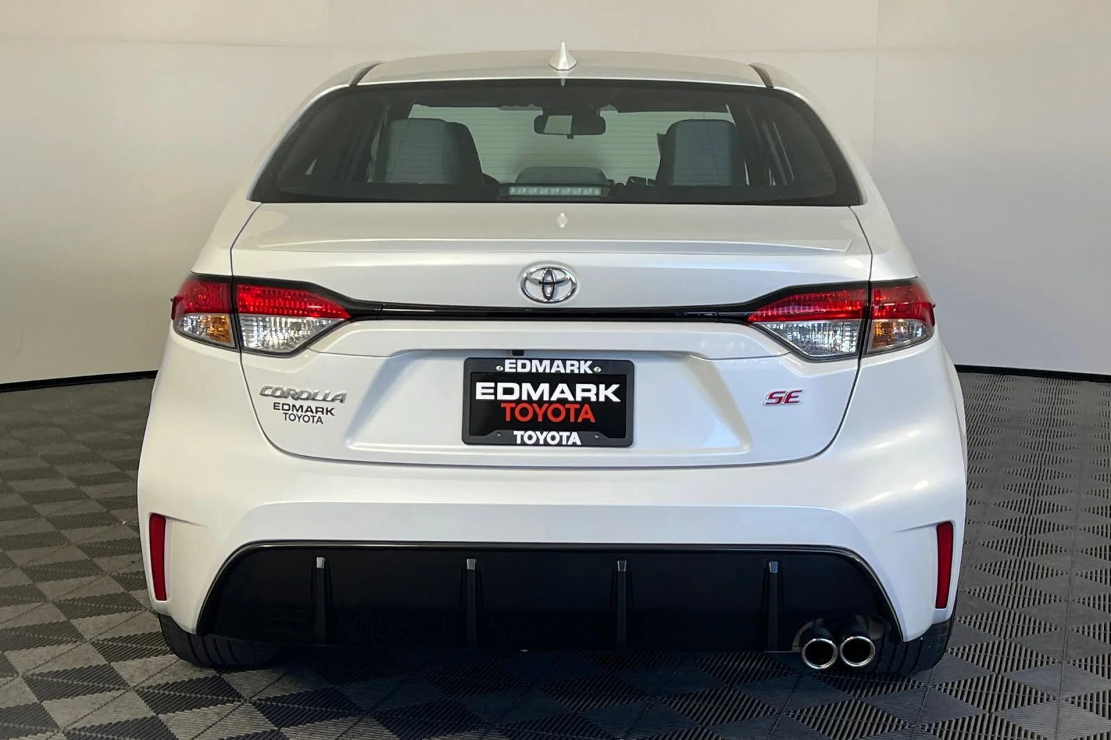 Used 2026 Wind Chill Pearl Toyota SE image 4