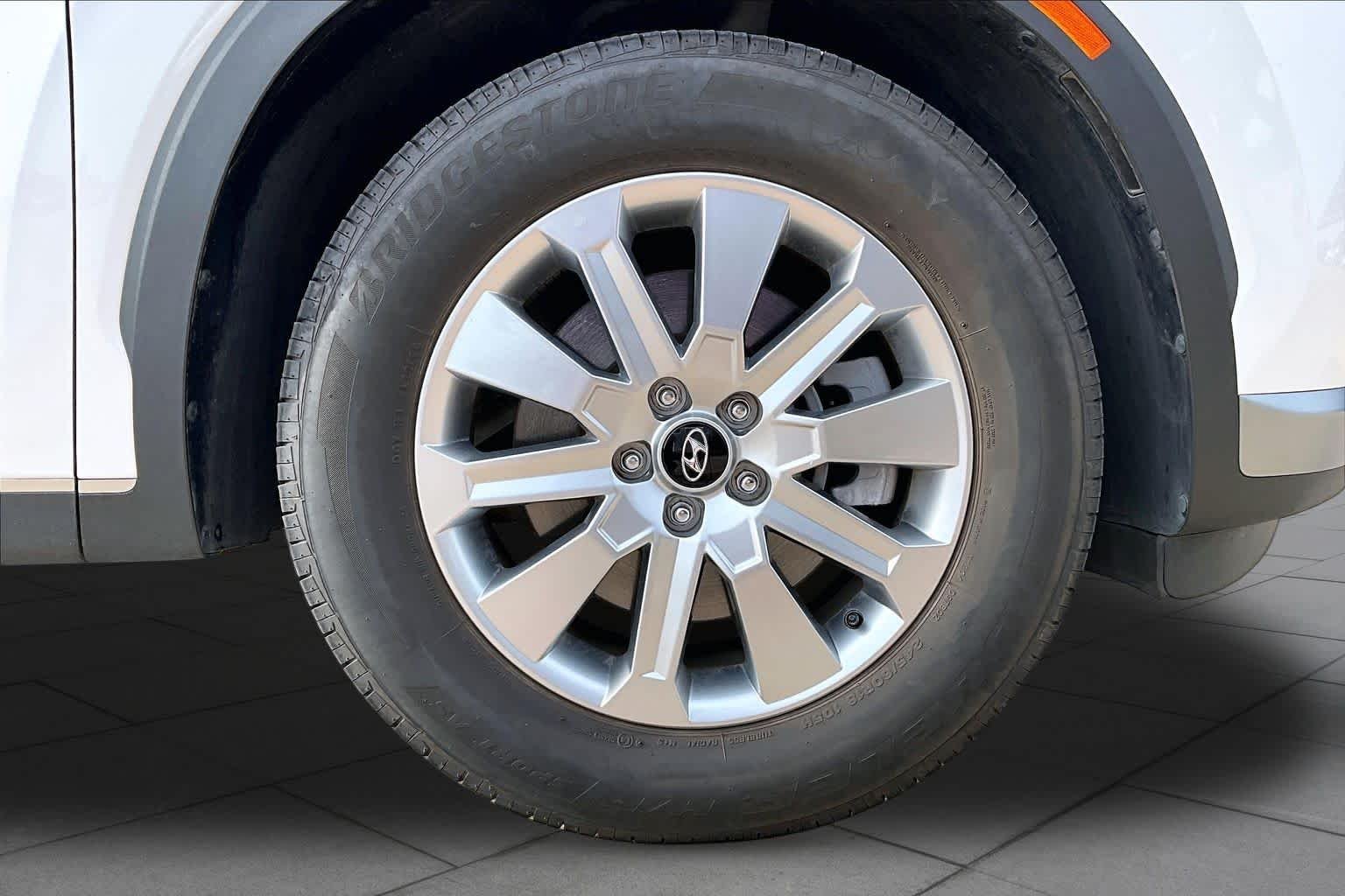 Used 2025 Hyper White Hyundai SEL image 10
