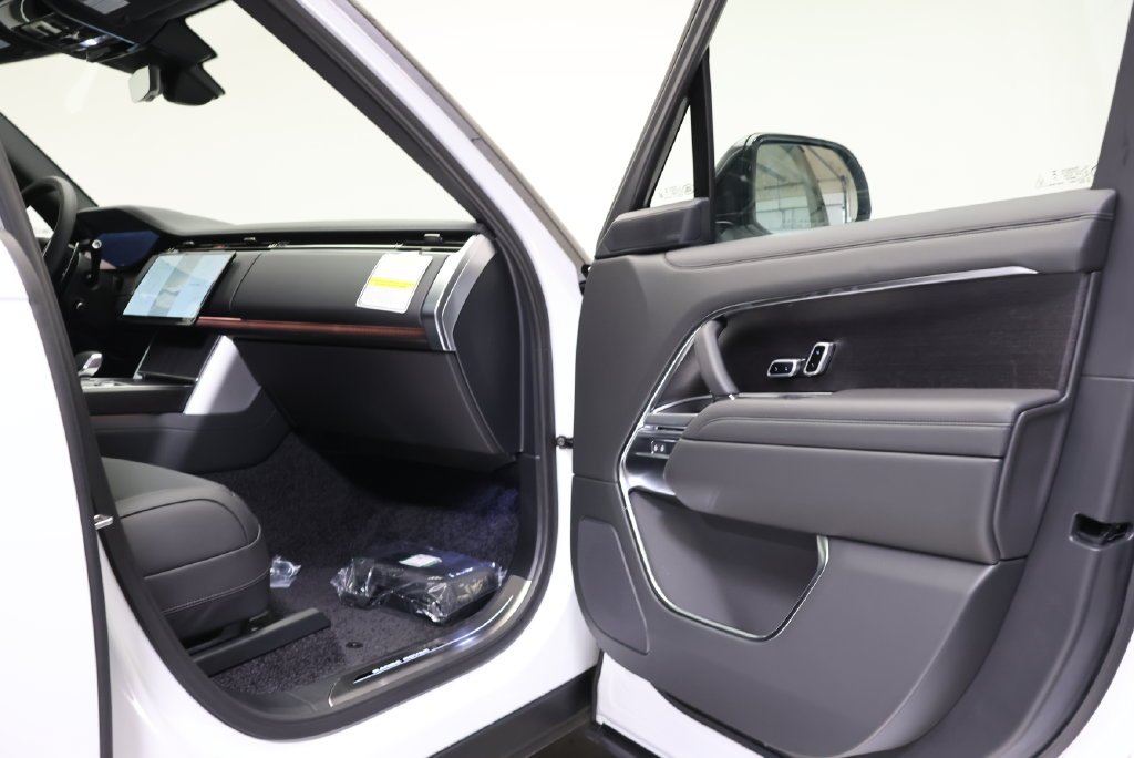 New 2027 Fuji White Land Rover SE image 38