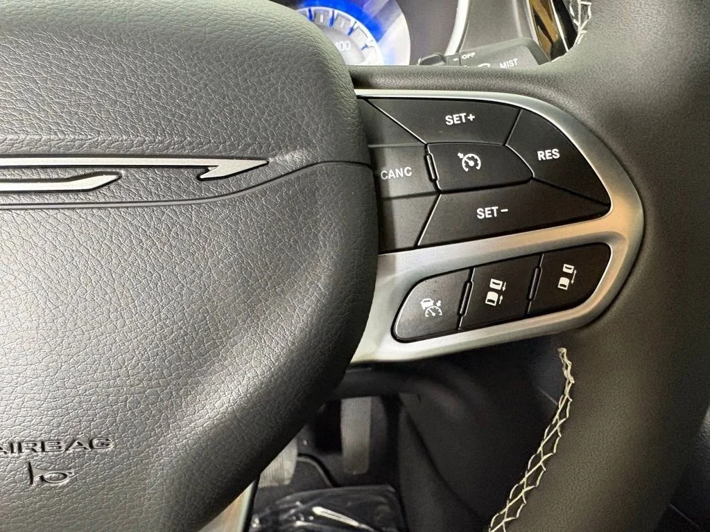 New 2027 White/off-white Chrysler Select image 24
