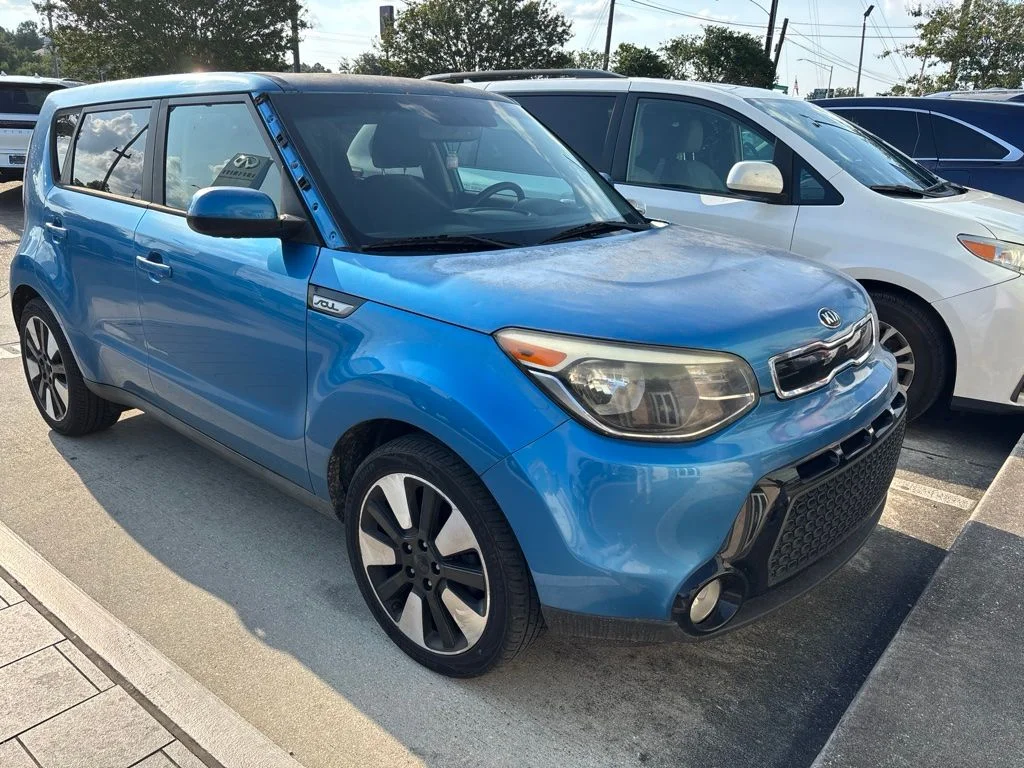 Used 2016 Blue Kia Plus image 3