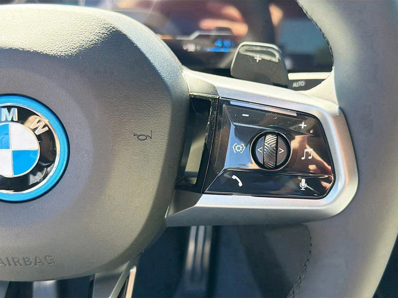 2026 BMW 5 Series 550e - Photo 40