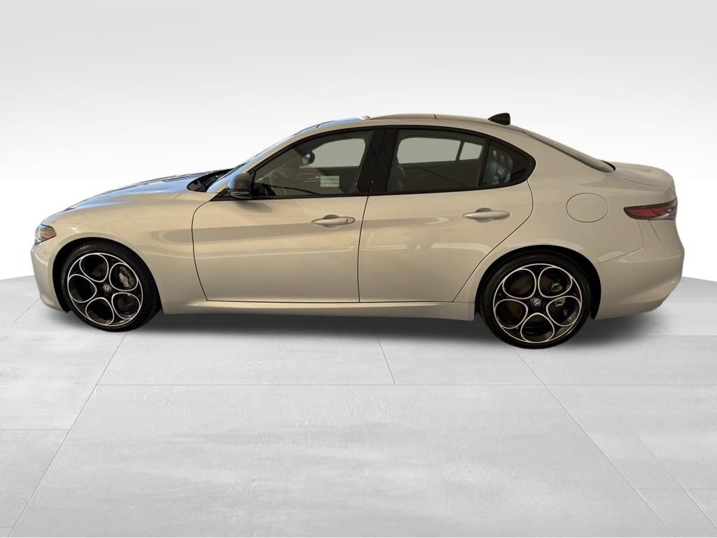 New 2025 Moonlight Gray Metallic Exterior Paint Alfa Romeo Base image 10