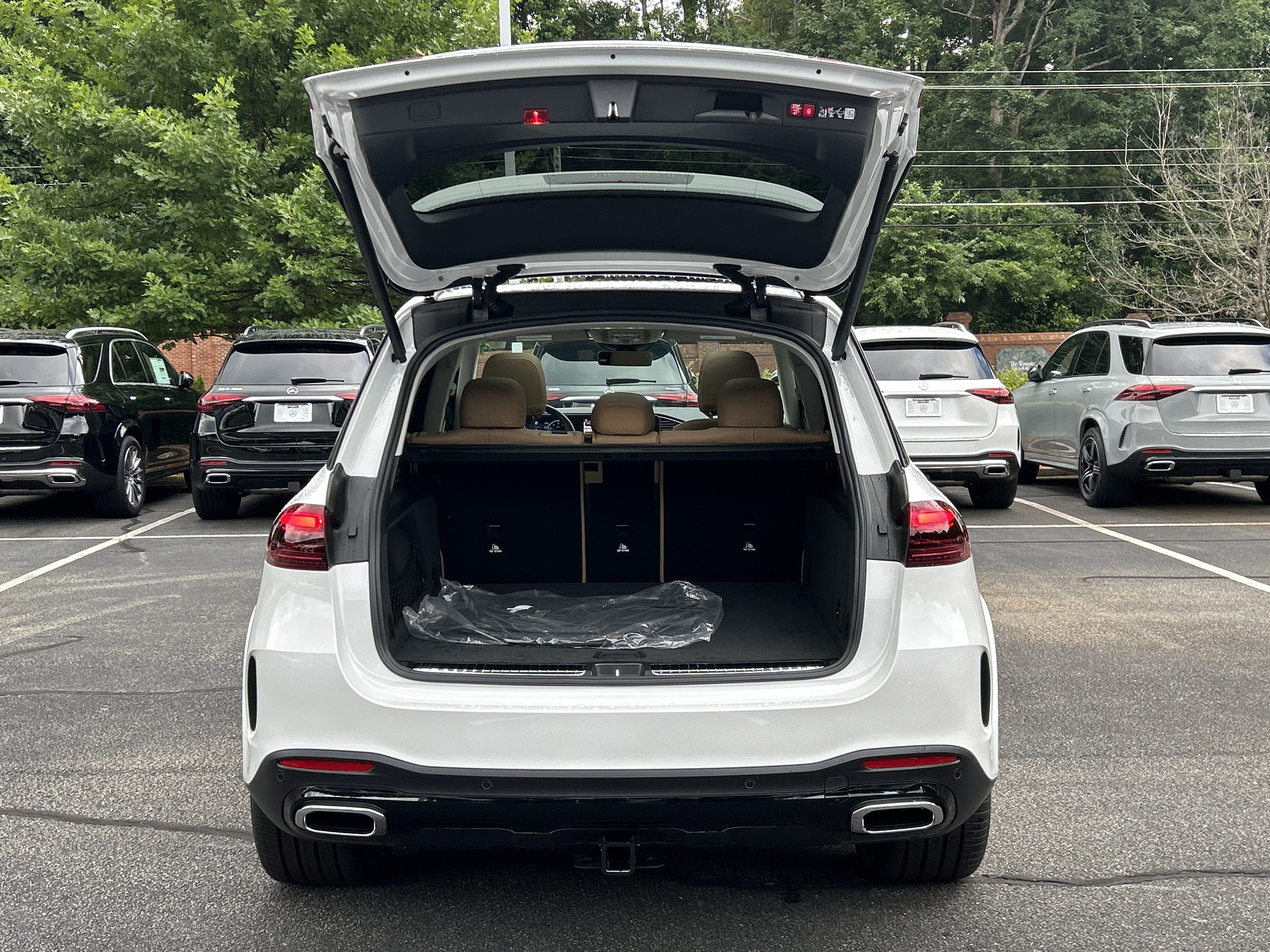 New 2026 MANUFAKTUR Moonlight White Metallic Mercedes-Benz GLE 450 4MATIC® SUV image 8
