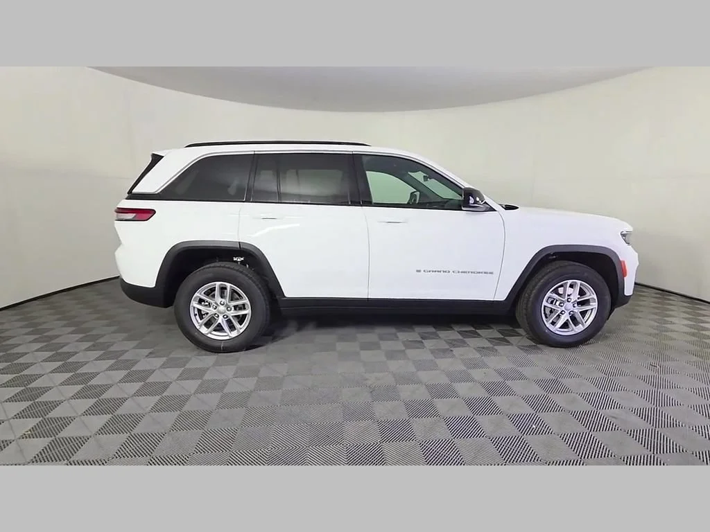 New 2026 Bright White Clear-Coat Exterior Paint Jeep Laredo X image 8