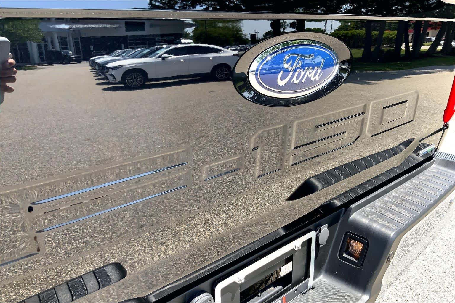 Used 2023 Agate Black Metallic Ford LARIAT image 10