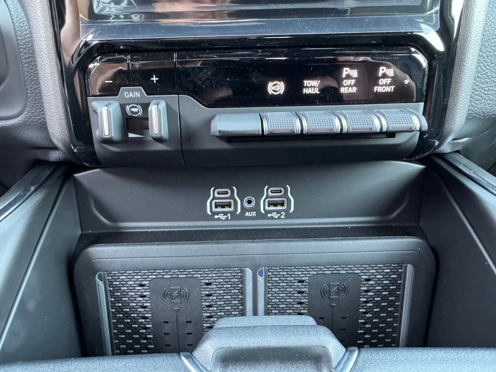 New 2026 Silver-Zynith Exterior Paint RAM Laramie image 24