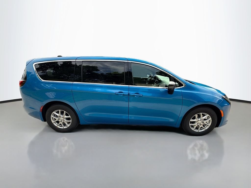 New 2027 Hydro Blue Pearl-Coat Exterior Paint Chrysler Select image 3