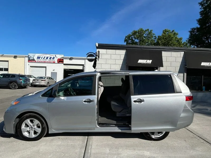 Used 2019 Silver Toyota L Minivan 4D image 28