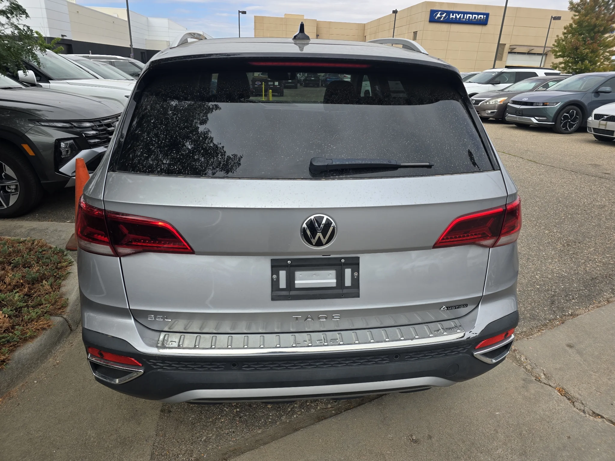 Used 2023 Pyrite Silver Metallic Volkswagen SEL image 16