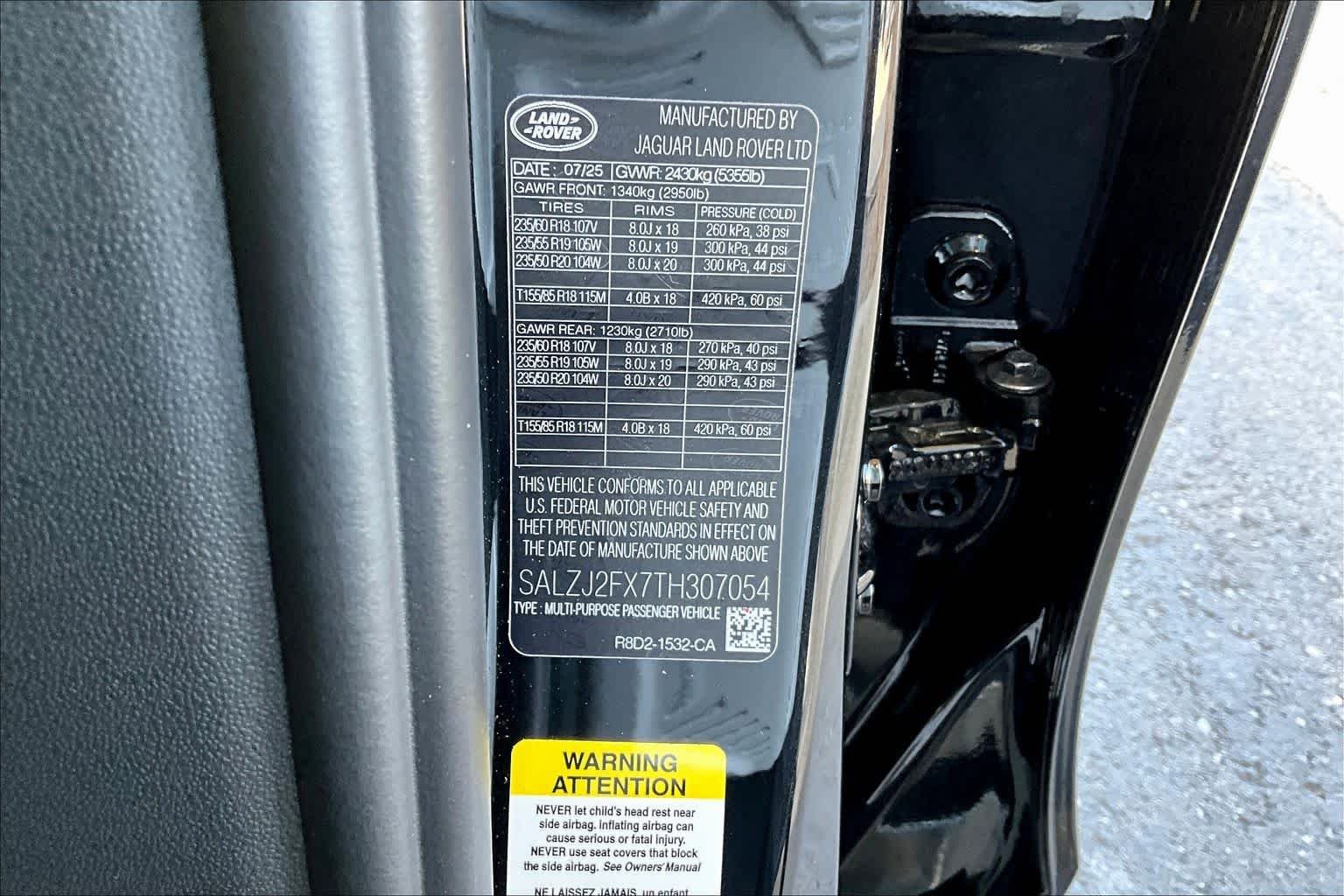 New 2026 Santorini Black Metallic Land Rover Core S image 22