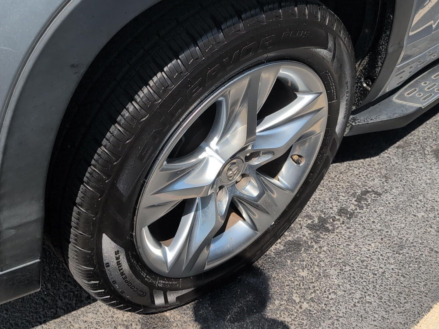 Used 2015 Silver Sky Metallic Toyota Limited image 8