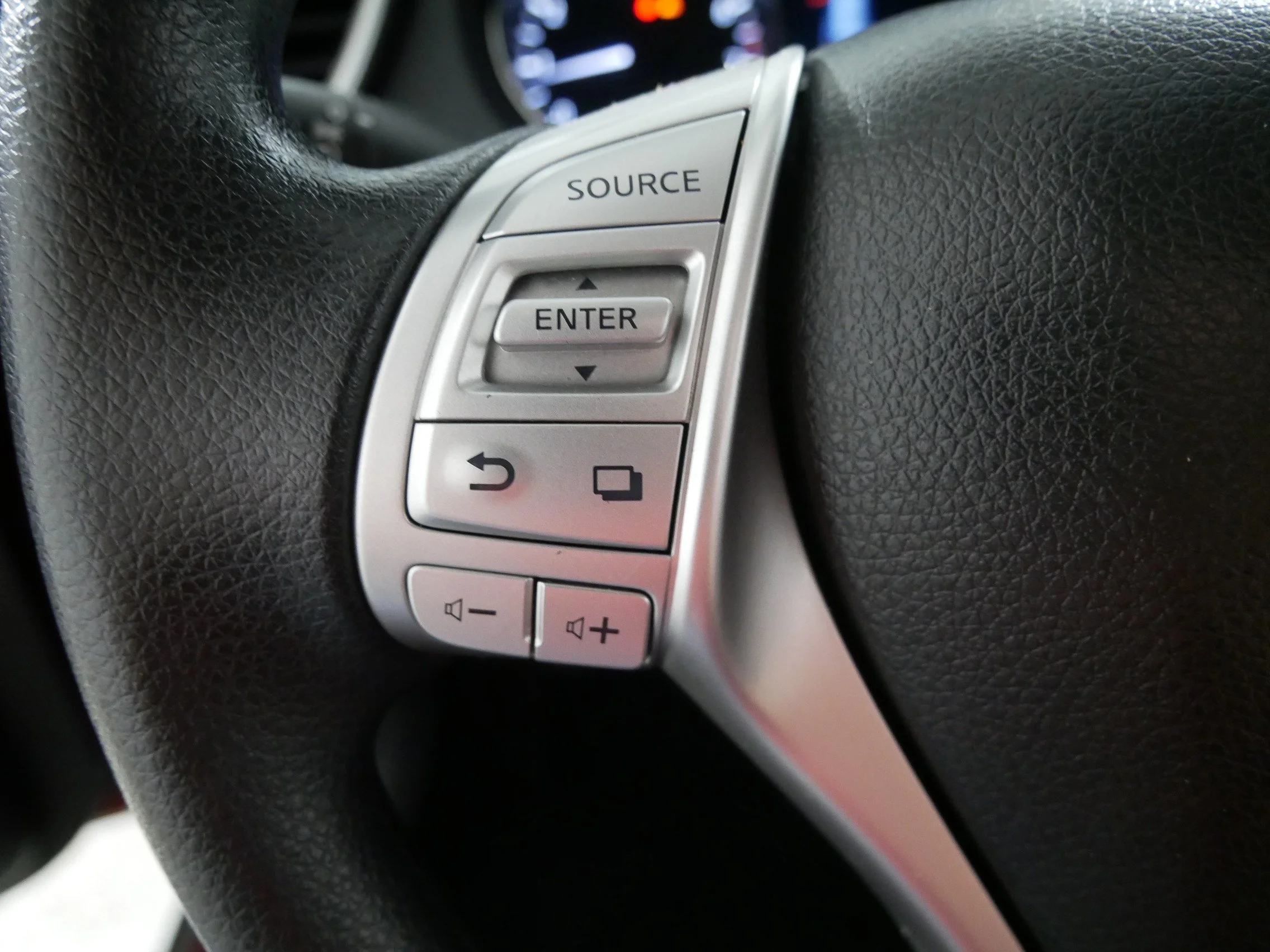 Used 2016 Cayenne Red Nissan S image 27