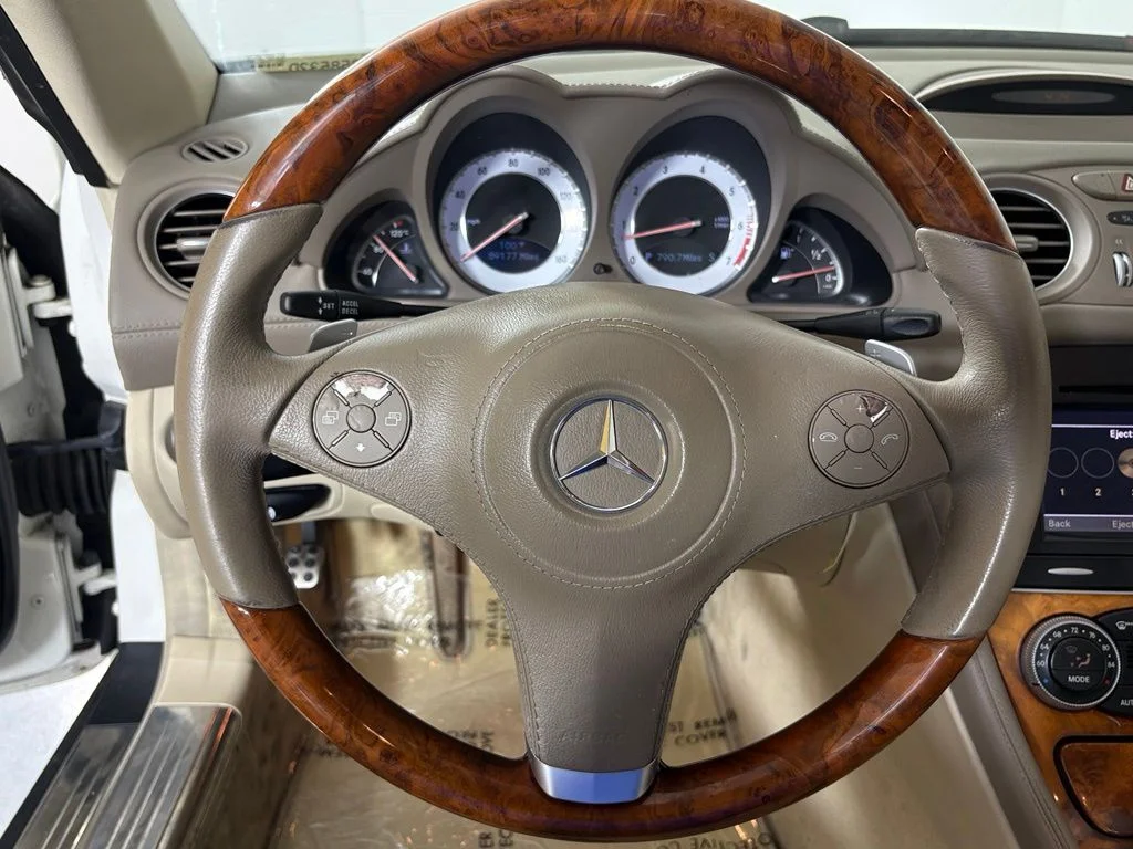 Used 2009 Diamond White Metallic Mercedes-Benz SL 550 image 16