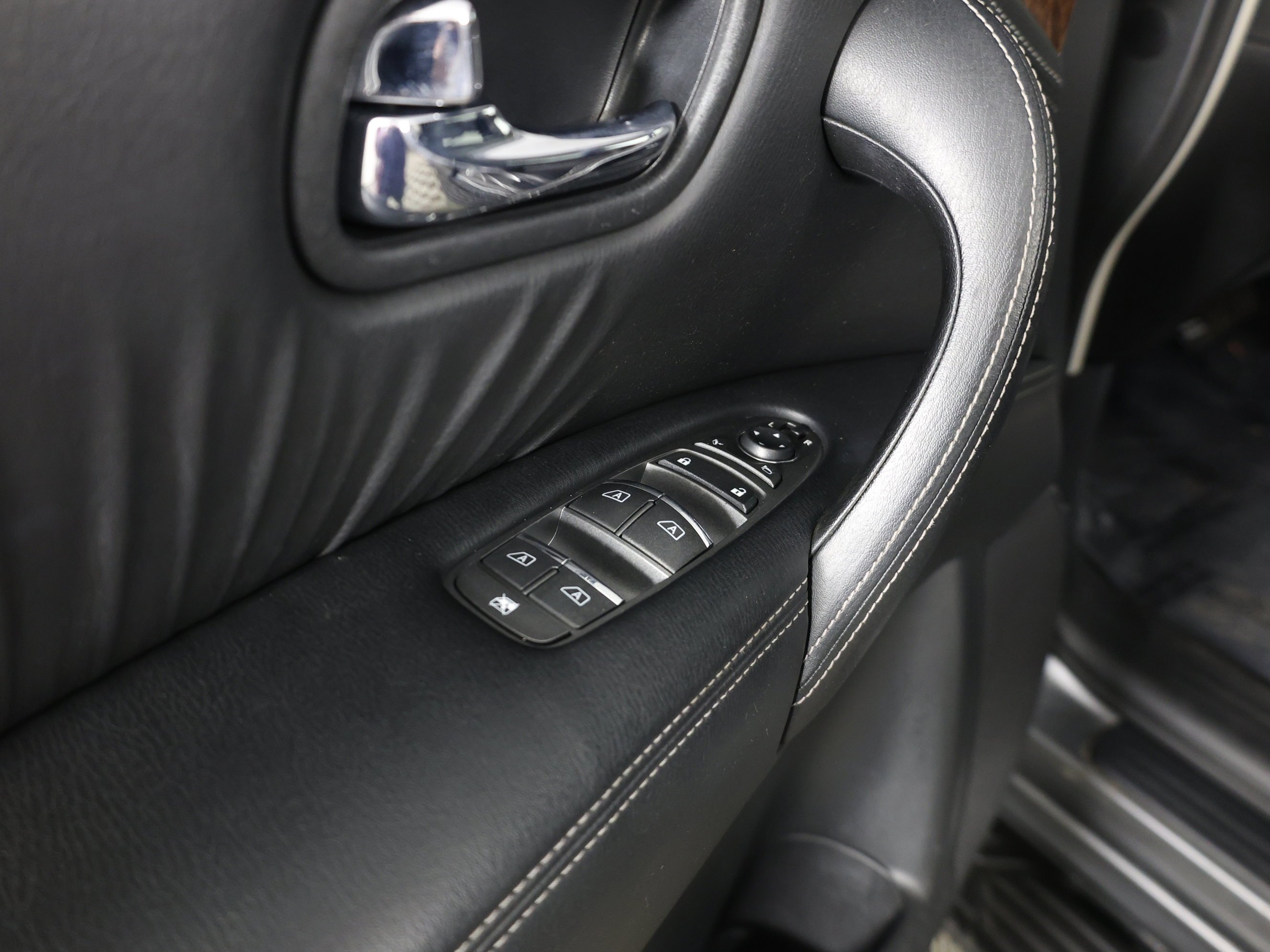 Used 2020 Gun Metallic Nissan SL image 13