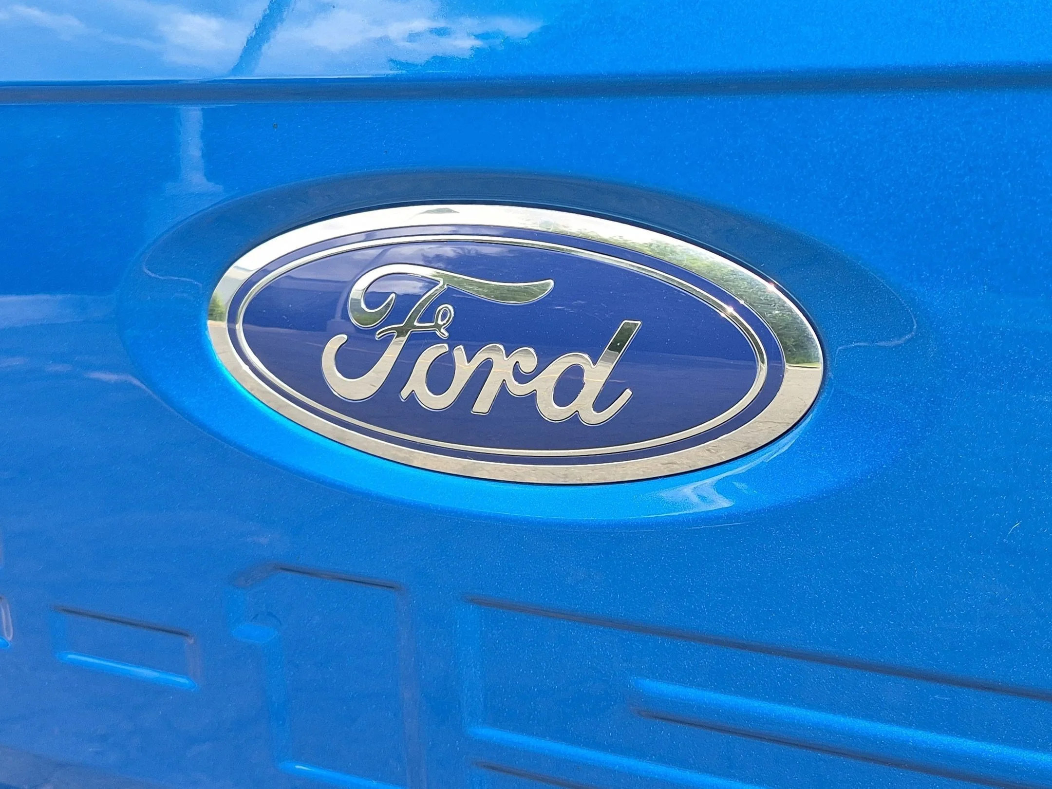 Used 2021 Blue Metallic Ford LARIAT image 13