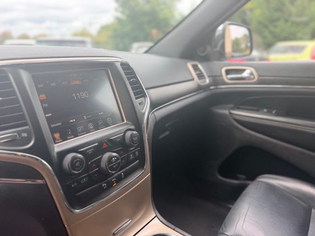 Used 2015 Gray Jeep Limited image 25