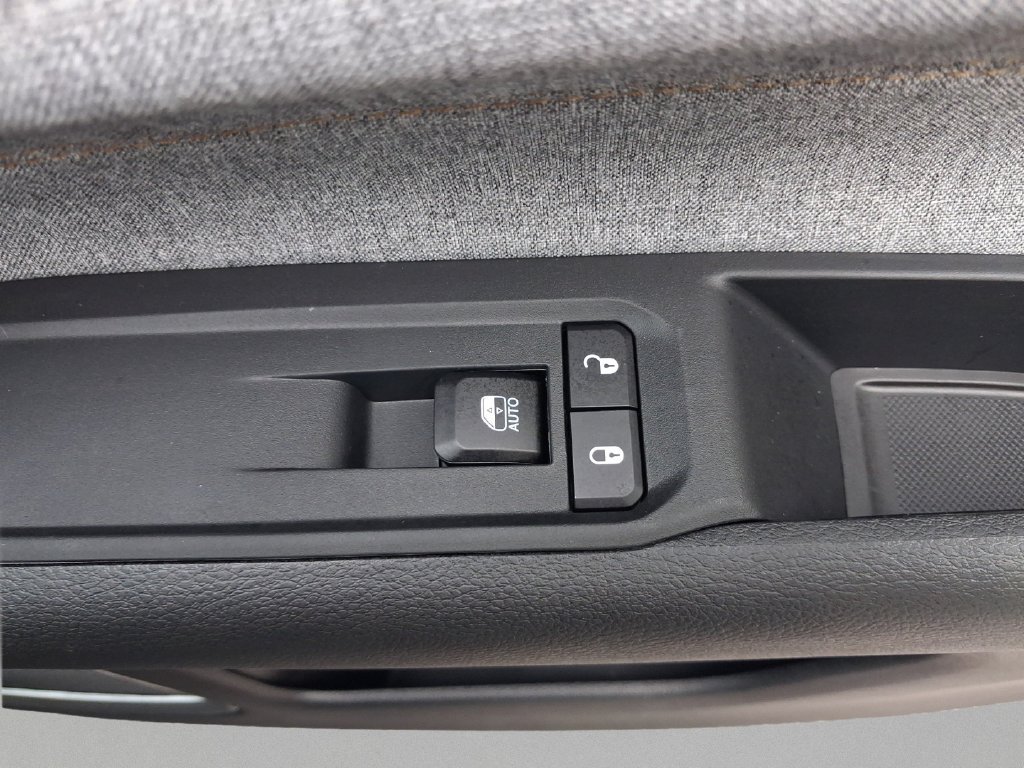 New 2026 Black Jeep Latitude image 31