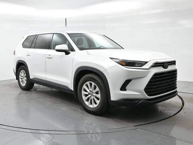 Used 2024 Wind Chill Pearl Toyota XLE image 1