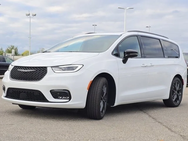 New 2026 Bright White Clearcoat Chrysler Limited image 25