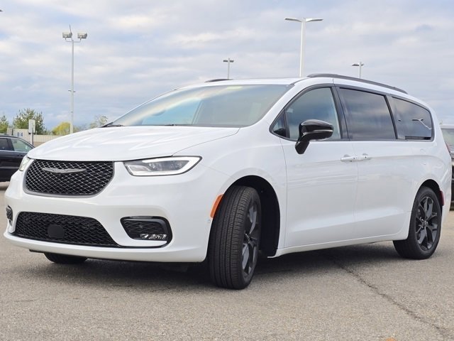 New 2026 Bright White Clear-Coat Exterior Paint Chrysler Limited image 26